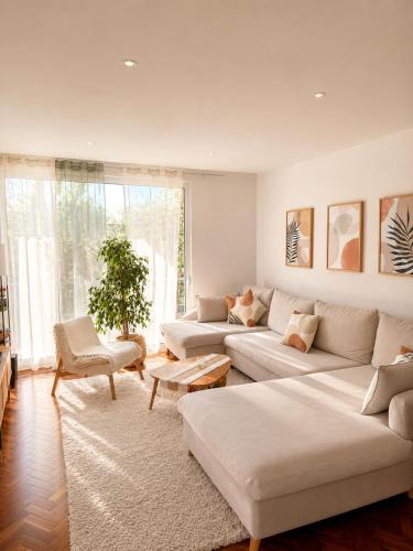 The Luzia House - sunny 4BR Villa with gardens, terraces, AC, on-site parking