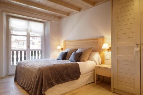バケイラ・ベレットにあるVal de Ruda Luxe 45 by FeelFree Rentalsのベッドルーム(大型ベッド1台、窓付)