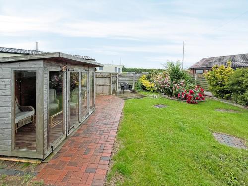 a greenhouse in the backyard of a garden at Poplar Zareba in Anderby