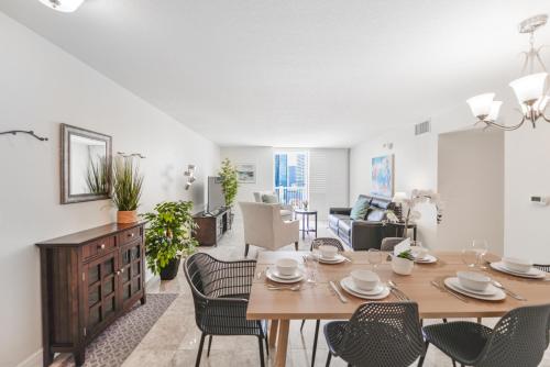 Amazing 3BR Condo at Brickell with City Views photo 6