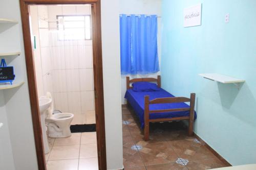 a small bathroom with a bed and a toilet at ECO BROTAS Pousada e Rafting in Brotas