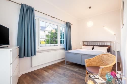 a bedroom with a bed and a window at Gästehaus Daheim in Scharbeutz