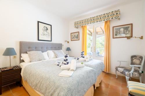 a bedroom with two beds and a window at Villa Romana Bonaire in Cielo de Bonaire 