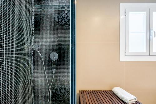a shower stall with a bench in a bathroom at Villa Romana Bonaire in Cielo de Bonaire 