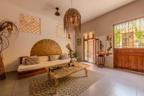 a living room with a couch and a table at Casa Moraira in Cartagena de Indias