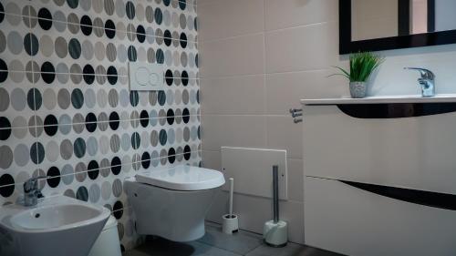a bathroom with a toilet and a sink at Pérola do Oceano in Manta Rota