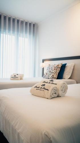 a bedroom with two beds and a window at Pérola do Oceano in Manta Rota