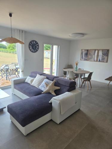 a living room with a couch and a table at Les embruns du retz in Chaumes en Retz