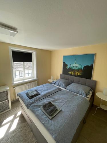 a bedroom with a bed and a painting on the wall at Alte Wollspinnerei Melsungen in Melsungen