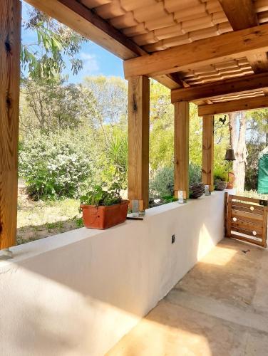 a porch with a wooden pergola at Comfortable Studio in Santiago do Cacém, private pool, 65 m² in Santiago do Cacém