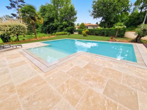 an image of a swimming pool in a yard at Villa de charme à Ribérac avec piscine privée in Ribérac