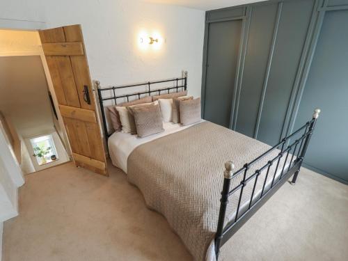 a bedroom with a bed in a room at Pax Cottage in Beccles