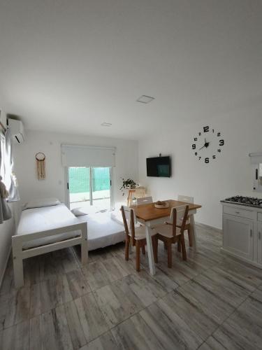 a room with a table and a bed and a kitchen at Casa con jardín Las Marías 1 in Miramar