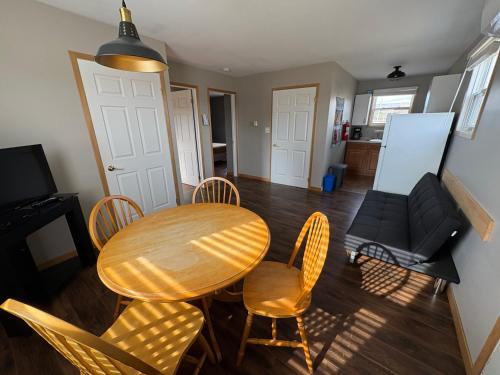a dining table and chairs in a living room at The Sunshine Inn in Parrsboro