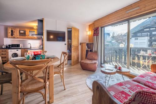 Beautiful 50m with 2 balconies and mountain view