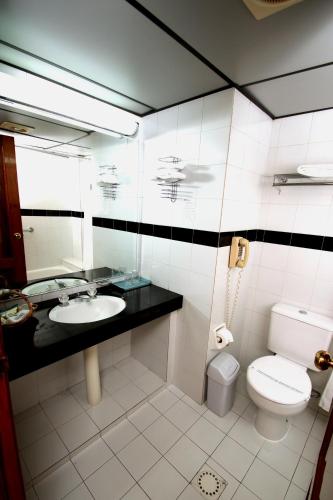 Koupelna v ubytování Hotel Diplomat