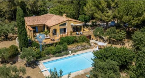 an aerial view of a house with a swimming pool at Chambres d'hôtes de charme La Joséline in Flayosc