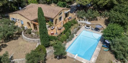 an aerial view of a house with a swimming pool at Chambres d'hôtes de charme La Joséline in Flayosc