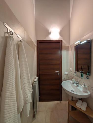 a bathroom with a sink and a toilet and a mirror at Casa de' Vestini in Fossa