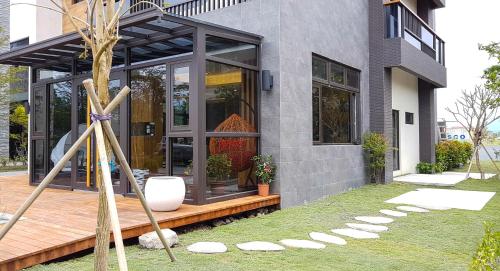 una casa con un portico con un giardino di Sunny Stream B & B a Wujie