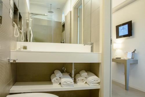 Ett badrum på Hotel Ambassador