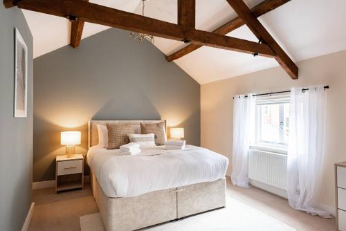 a bedroom with a large bed and a window at Super Central - Quiet - 2 Bedroom Cottage in Shrewsbury