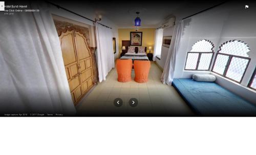 a room with a door and a room with a bed at Hotel Bundi Haveli in Būndi