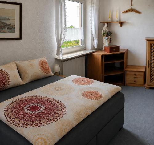 ein Schlafzimmer mit einem großen Bett und einem Fenster in der Unterkunft Casa Sonora in Lichtenfels