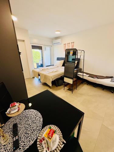 ein Zimmer mit einem Bett und ein Zimmer mit einem Zimmer in der Unterkunft Vale in Benkovac