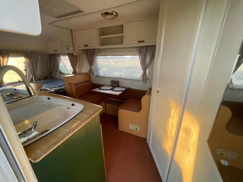a small room with a sink and a kitchen at Weź Wyjdź - Podlaski Glamping in Łazy