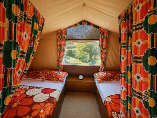 a small room with two beds in a tent at une nuit insolite en 1980 in Crédin