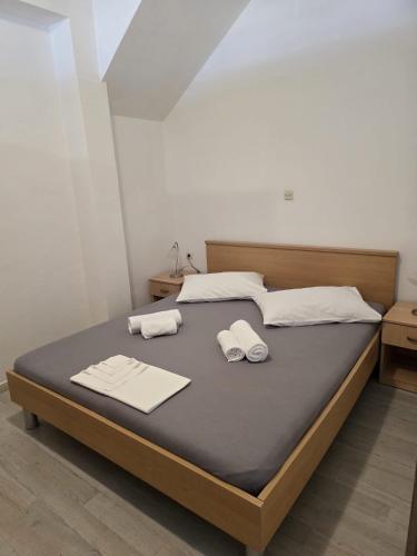 a bedroom with a bed with two towels on it at Apartmani Ante 1 in Drašnice