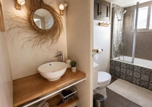 a bathroom with a sink and a toilet and a mirror at Plan B - Chambres & Studios in Saint-Jean-Pied-de-Port