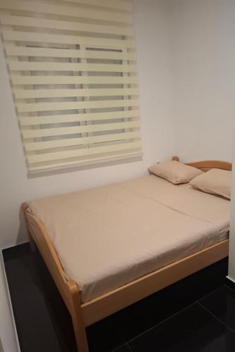 a bed in a room with a window at Stan Milacic in Sutomore