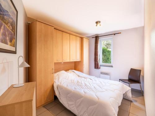 a bedroom with a bed and a desk and a chair at Beth gelijkvloers in Sint-Idesbald
