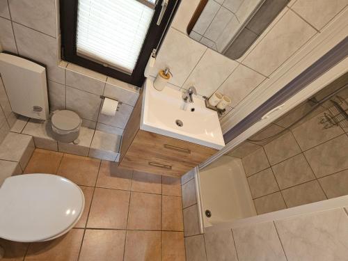 an overhead view of a bathroom with a toilet and sink at Boddenhaus Stahlbrode in Reinberg