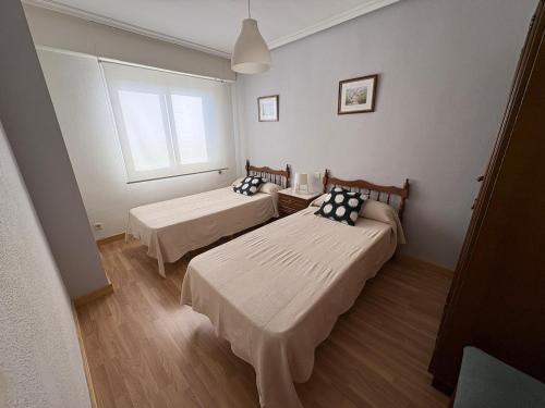 a hospital room with two beds and a window at La casita de Isa in Ciudad-Rodrigo