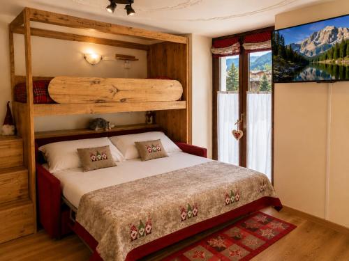 a bedroom with a bunk bed and a large window at Le Petit Refuge in La Thuile