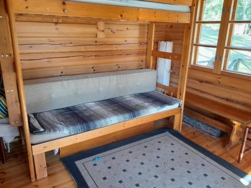 ein leeres Etagenbett in einer Holzhütte in der Unterkunft Forest lodge in Lohja
