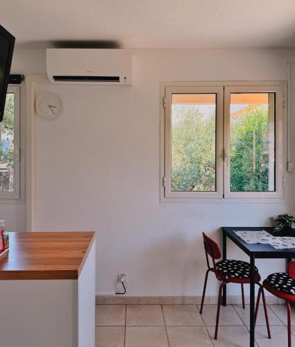 Studio Near Tramway, Beach & Airport - Air Conditioning & Free Wifi