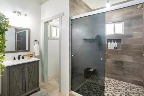 a bathroom with a shower with a sink and a mirror at La Casa Del Valle in Francisco Zarco
