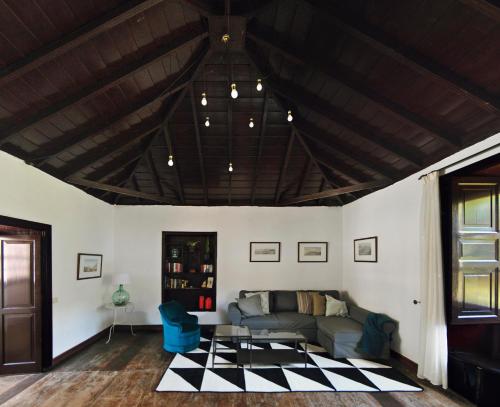 a living room with a couch and a table at Casa Rural El Palmar in Vallehermoso