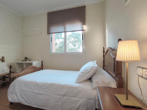 a bedroom with a bed and a desk and a window at VILLA CERRO MORENOVilla privada con piscina en finca exclusiva a 10 min de Lagunas de Ruidera in Ossa de Montiel