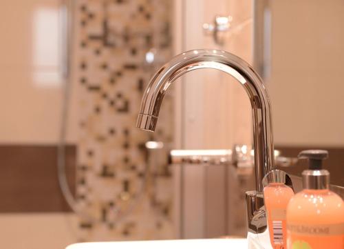 Un lavabo de baño con grifo y ducha. en Weinhaus Gräfen, en Cochem