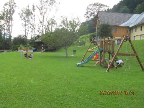 eine Gruppe von Kindern, die auf einem Spielplatz spielen in der Unterkunft Am Ferienbauernhof Schmiedbauer com Salzkammergut in Faistenau