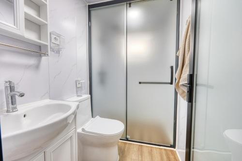 a bathroom with a toilet and a sink and a shower at Fajny domek Wójcice in Otmuchów