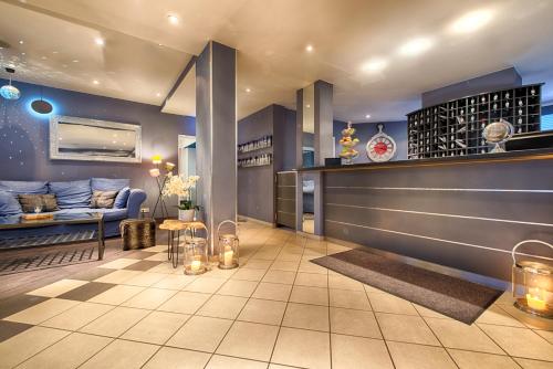 a living room with a couch and a table at enjoy hotel Berlin City Messe in Berlin