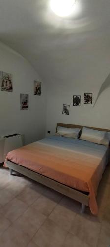 ein Schlafzimmer mit einem großen Bett in einem Zimmer in der Unterkunft Casa Eman in Barrea