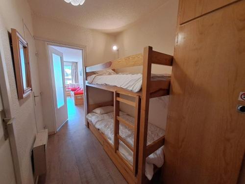 a room with two bunk beds in a house at Studio 4 pers, centre station Les Deux Alpes, animaux admis - FR-1-516-75 in Les Deux Alpes