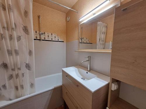 a bathroom with a sink and a shower curtain at Studio 4 pers, centre station Les Deux Alpes, animaux admis - FR-1-516-75 in Les Deux Alpes